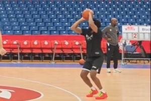 开云在线-今晚迎来首秀！赛前的投篮训练 上海新援梅肯弧顶三分命中率极高