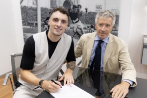 kaiyun-官方：博洛尼亚宣布签下右后卫佐尔泰亚，上赛季在意甲打进6球