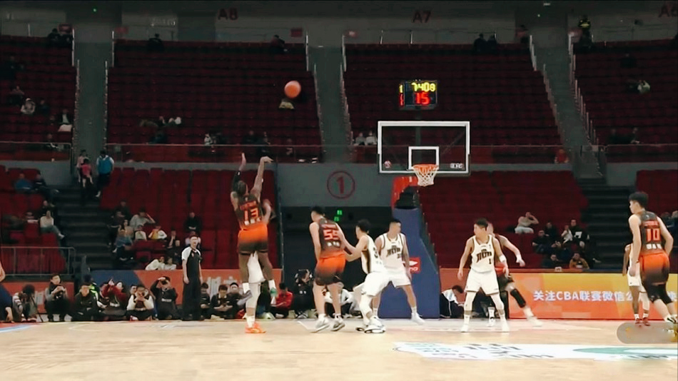 开云官网-23分大胜、豪取7连胜！山东男篮13记3分引爆全场，邱彪多次发飙