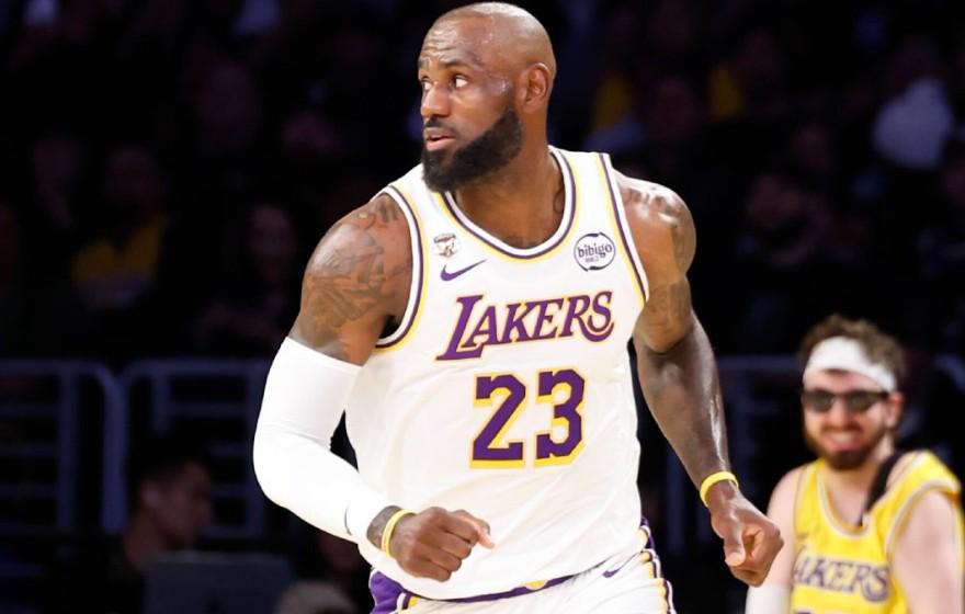 开云体育-父与子，詹姆斯&amp;amp;布朗尼收官战高效合砍29分5板10助4断